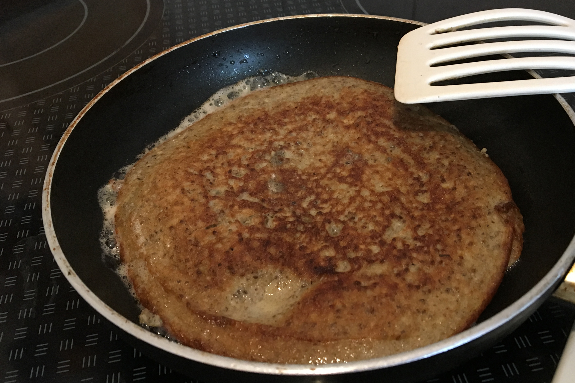 Insekten-Pfannkuchen beim Braten