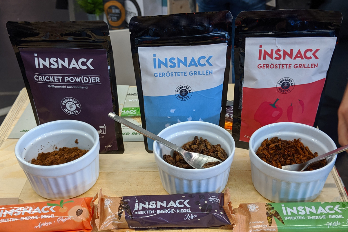 Grillenmehl und geröstete Grillen von Insnack auf der Anuga 2020